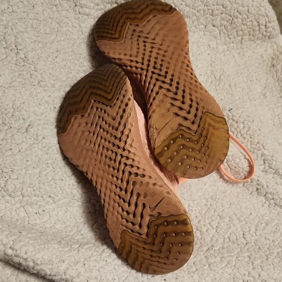 Nike Women's Peach Sneakers - Picture 3 of 5